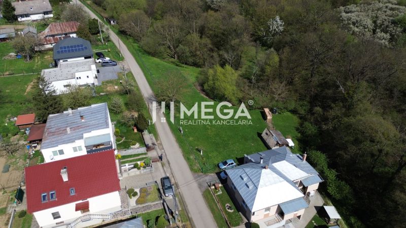 Letecký pohled na bydlení s podlahou s dřevěným dekorem ve Staré na Staré.