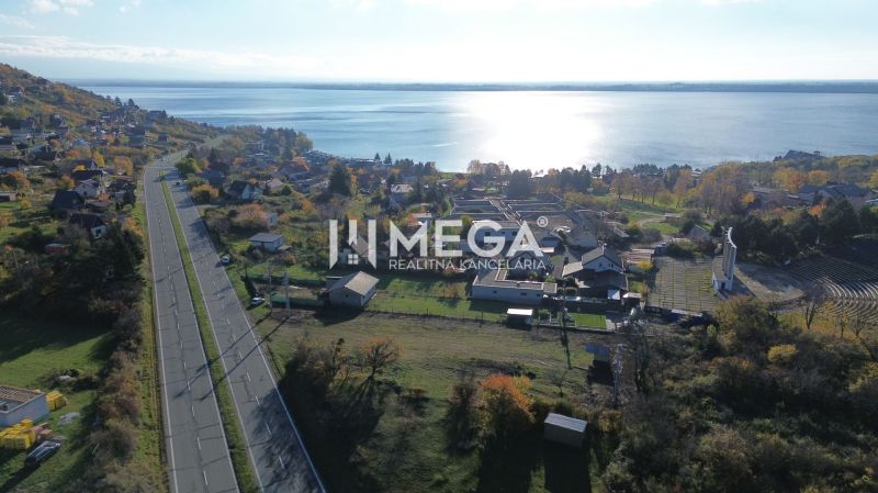 Letecký pohled na pozemky ve vesnici Vinné u jezera v podzimním období.