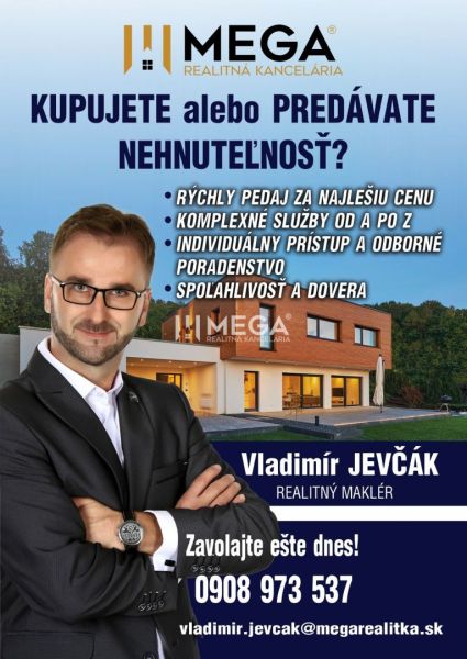 Reklama na realitní kancelář s moderním rodinným domem a kontaktními údaji makléře.