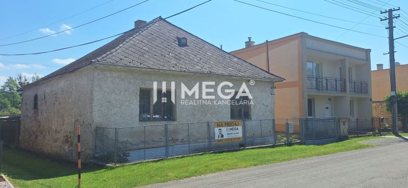 Rodinný dům v obci Kochanovce na ulici Kochanovce, oplocený a s okolní zahradou.