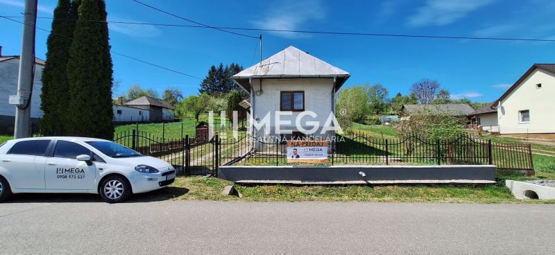 Rodinný dům ve Zbudské Belej na Zbudské Belej s bílým autem před bránou.