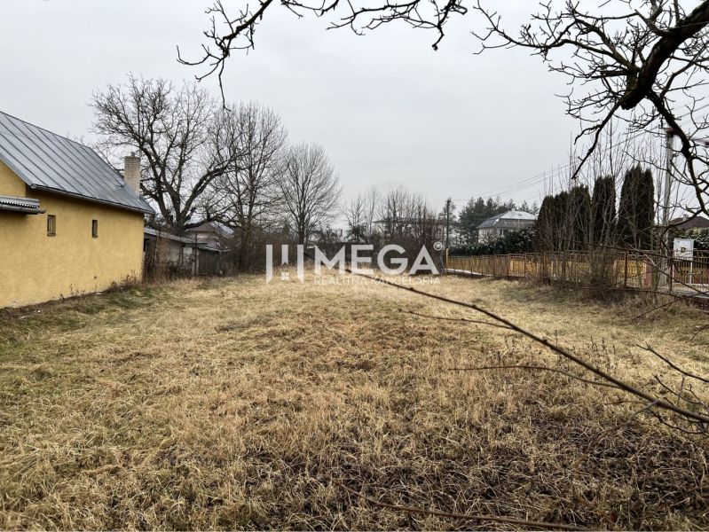 Pozemek - bydlení v Modre nad Cirochou s travnatou plochou a okolím.
