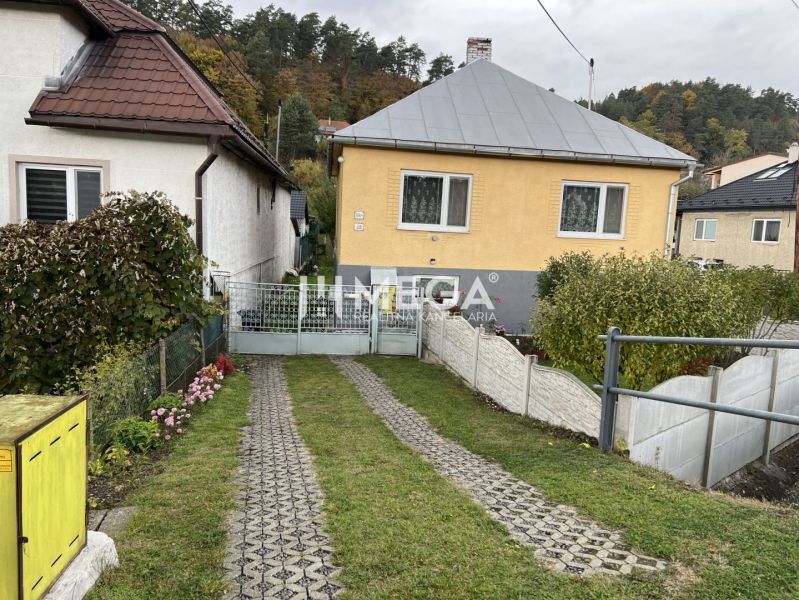 Rodinný dům na Jesenského ulici v Snině s trávníkem a zahradou.