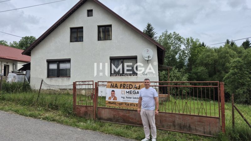 Rodinný dům ve Zboji s pozemkem ohraničeným kovovým plotem a velkou zahradou.