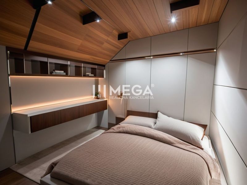 Ložnice v rodinném domě s dřevěným dekorem na stropě a podlaze, elegantní úložné prostory.