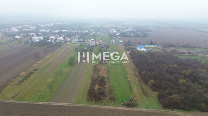 Letecký pohled na zemědělské a lesní pozemky v obci Pusté Čemerné.