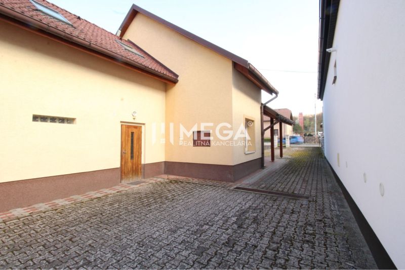 Exteriér obchodních prostor na ulici M. R. Štefánika, Vranov nad Topľou.