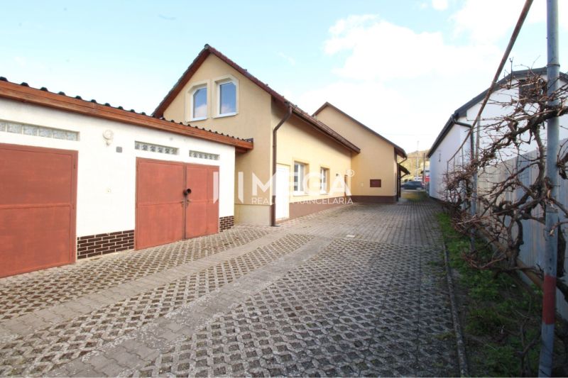 Exteriér obchodních prostor s garážemi na ulici M. R. Štefánika, Vranov nad Topľou.