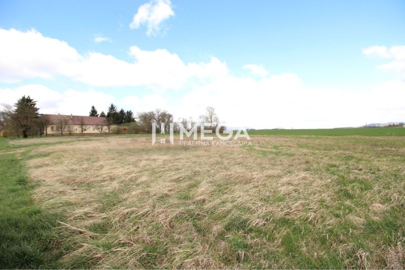 Široký pohled na pozemky - bydlení ve Vranově nad Topľou, obklopené přírodou a stavbami.