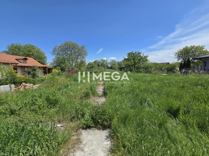 Pozemky - bydlení ve Velké Idě na ulici Velká Ida, Gomboš, obklopené zelení a stromy.