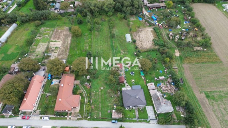 Pozemky pro bydlení v obci Velká Ida, Gomboš, obklopené zelení a sousedními domy.