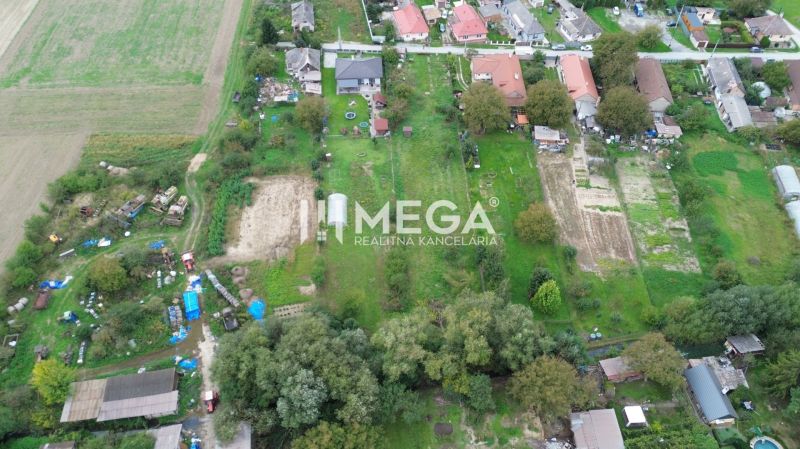 Letecký pohled na pozemky - bydlení ve Velké Ide, Gomboši se zahradami a domy.