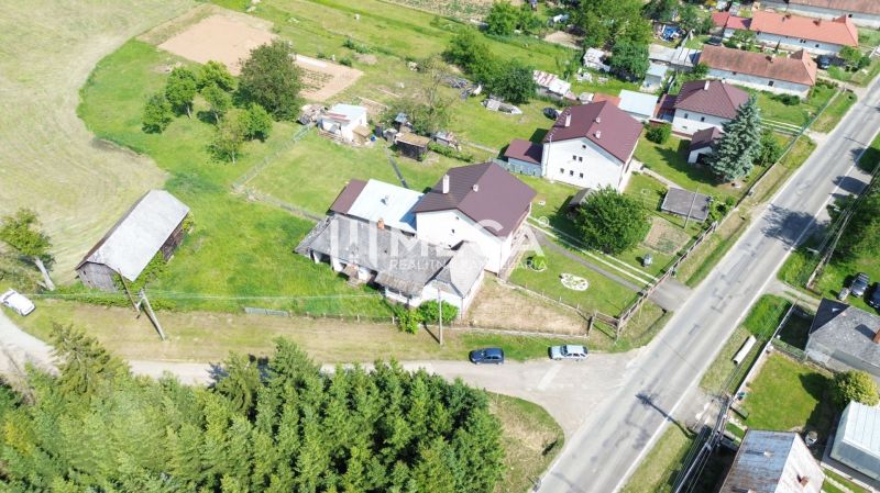 Letecký pohled na pozemky - bydlení v Ondavských Matiašovcích s domy a zahradami.