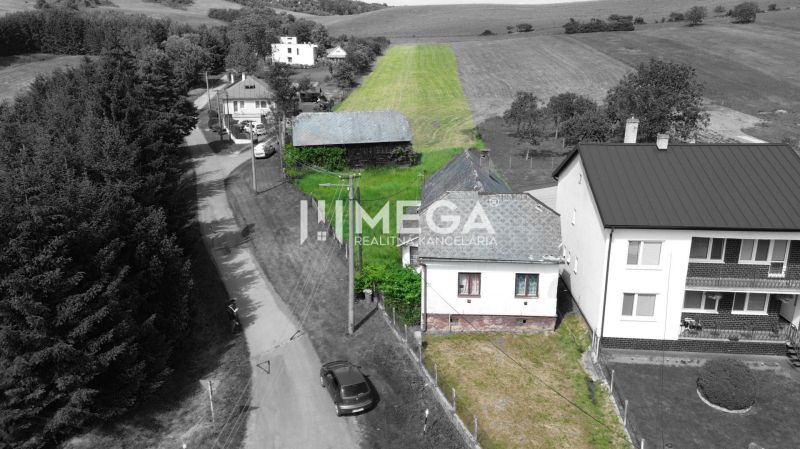 Letecký pohled na pozemky v Ondavských Matiašovcích, obklopené domy a přírodou.