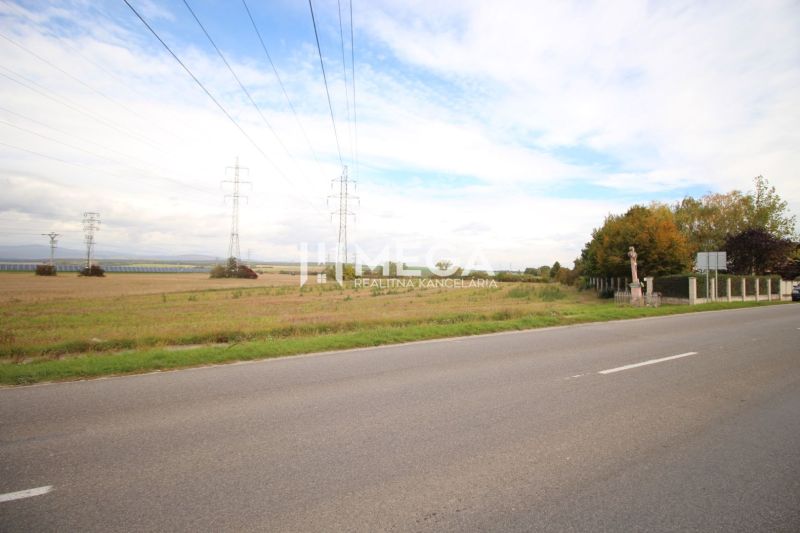 Rozsáhlé pozemky k bydlení u cesty, v obci Mokrance, s elektrickými vedeními.