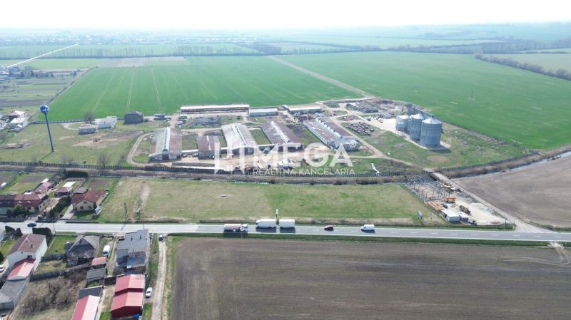 Letecký pohled na výrobní prostory v Hriadkách obklopené poli a komunikací.