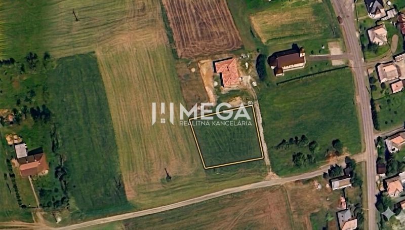 Satelitní pohled na pozemky k bydlení v obci Víťazovce, obklopené zelení a budovami.