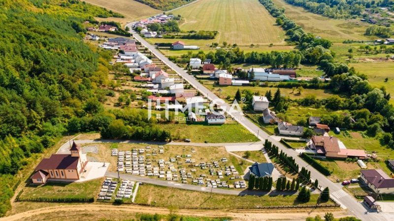 Letecký pohled na Pozemky - bydlení ve Slovenské Volové, obklopené zelení a cestami.