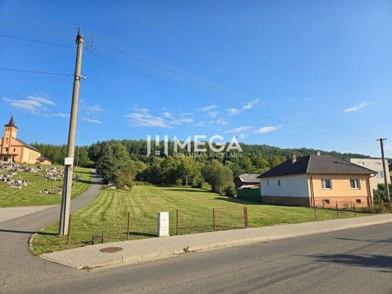 Pozemky - bydlení v obci Slovenská Volová, travnatá louka u kostela v klidném prostředí.