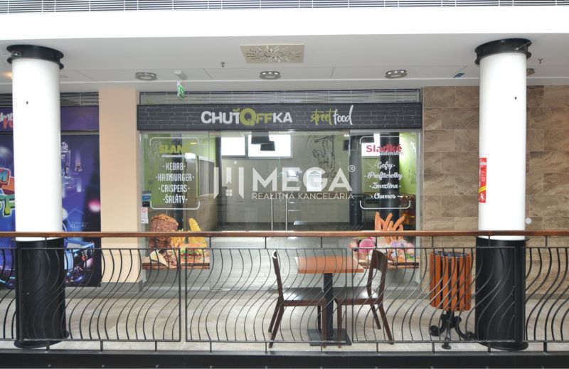 Obchodní prostory s reklamou street foodu v nákupním centru.