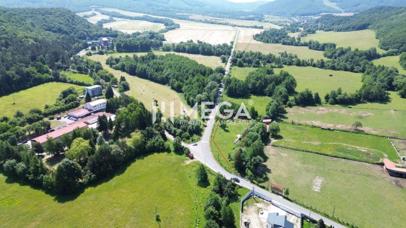 Krajina v obci Ptičie s pozemky na bydlení, obklopená zelení a silniční komunikací.