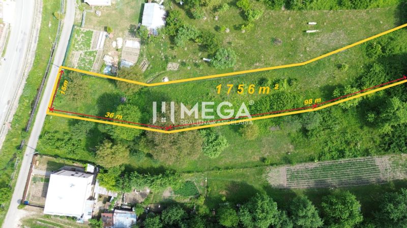 Pozemek k bydlení v Turcovcích, zelený prostor se stromy a označenou plochou 1756 m².