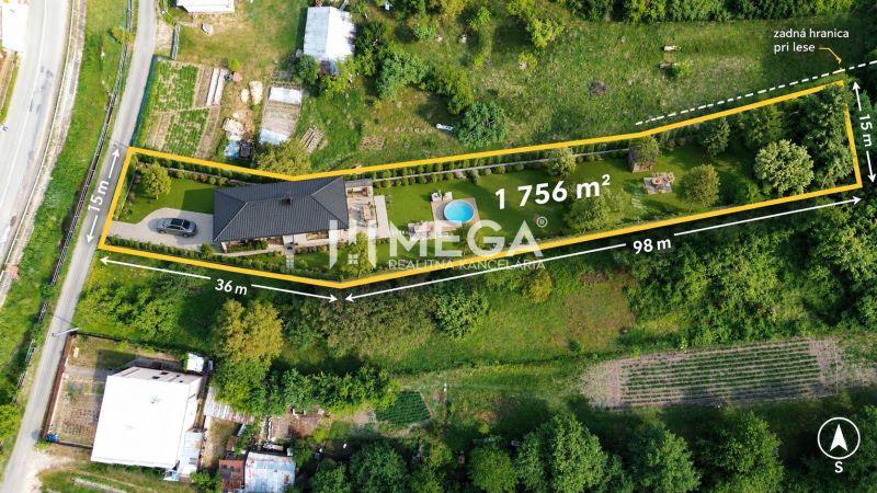 Letecký pohled na pozemky - bydlení v Turcovcích s rozlohou 1756 m² a bazénem.
