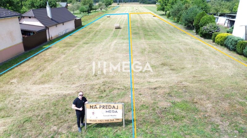 Pozemek na bydlení v Jasenově s oplocením a okolní zelení.