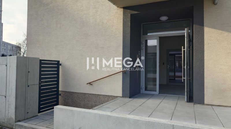 Vstup do kanceláří na Laborecké ulici v Humenném s moderní bránou.
