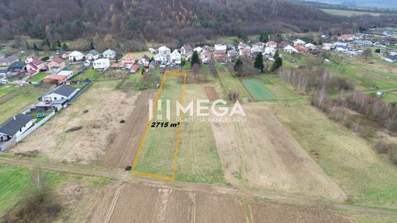 Stavební pozemek pro bydlení v Zemplínských Hámrech, rozloha 2715 m², v klidné lokalitě.