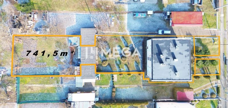 Letecký pohled na pozemky pro bydlení v Humenném s vyznačenou plochou 741,5 m².