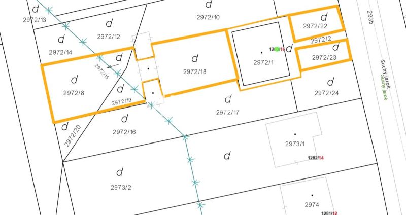 Katastrální mapa pozemků pro bydlení ve městě Humenné se zvýrazněnými parcelami.