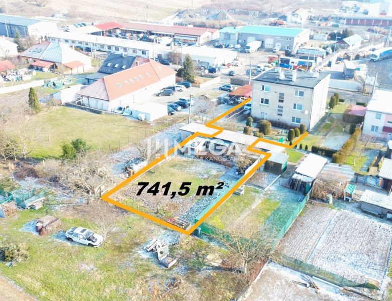 Pozemek k bydlení v Humenném, o rozloze 741,5 m², obklopený budovami.