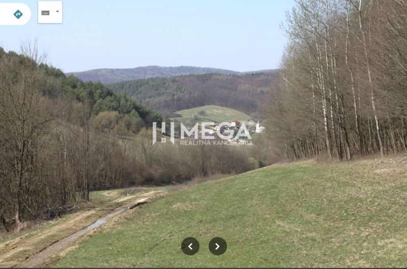 Krajina Maškoviec se zemědělskými a lesními pozemky obklopená kopci a lesy.