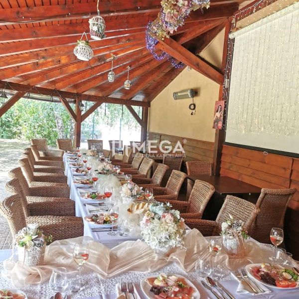 Interiér gastro prostorů s prostřeným stolem a výzdobou ve světlých odstínech.
