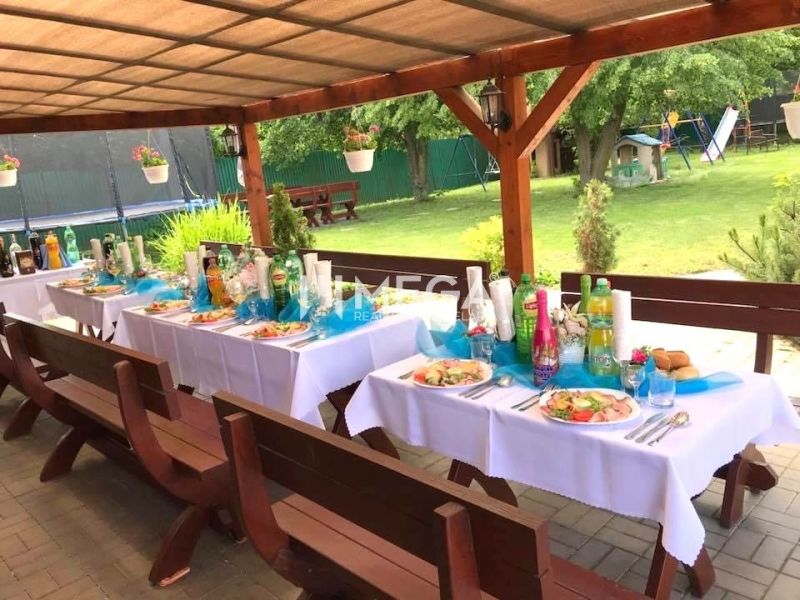 Prostřené stoly pod přístřeškem na Budovatelské ulici ve Vranově nad Topľou, gastro prostory.