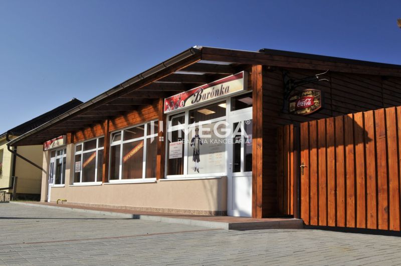 Gastro prostory na Budovatelské ulici ve Vranově nad Topľou s dřevěným venkovním obkladem.