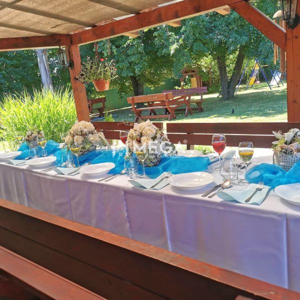 Exteriérové gastro prostory ve Vranově nad Topľou na Budovatelské s elegantně prostřeným stolem.