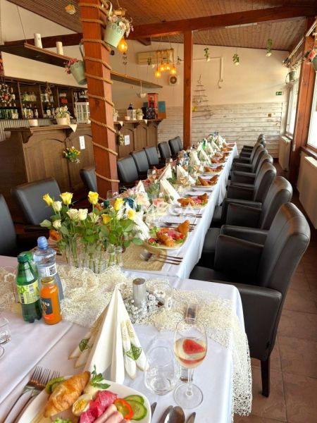 Elegantně prostřené stoly s dekoracemi v gastro prostorech vytvářející příjemnou atmosféru.