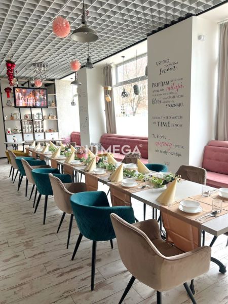 Restaurace s kreativní výzdobou, povrch s dřevěným dekorem, upravené stolování.