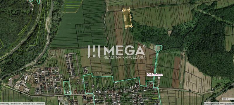 Letecká mapa ukazuje zemědělské a lesní pozemky v Lackovcích s obrysy parcel.