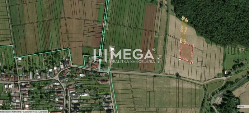 Letecký pohled na zemědělské a lesní pozemky v Lackovcích s vyznačenými hranicemi.