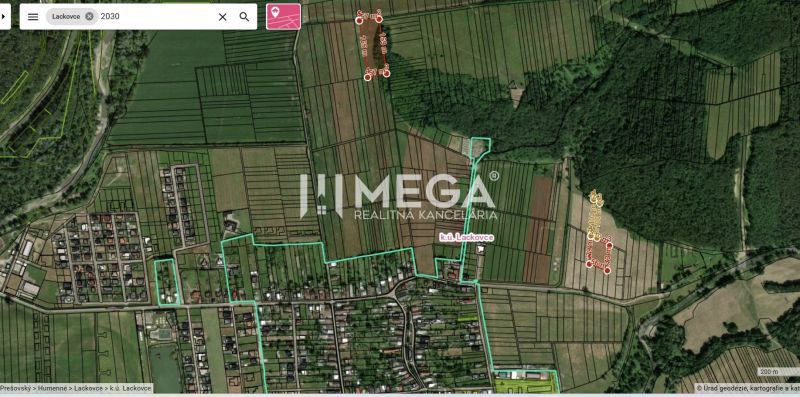 Letecká mapa zemědělských a lesních pozemků v Lackovcích s rozdělenými parcelami.