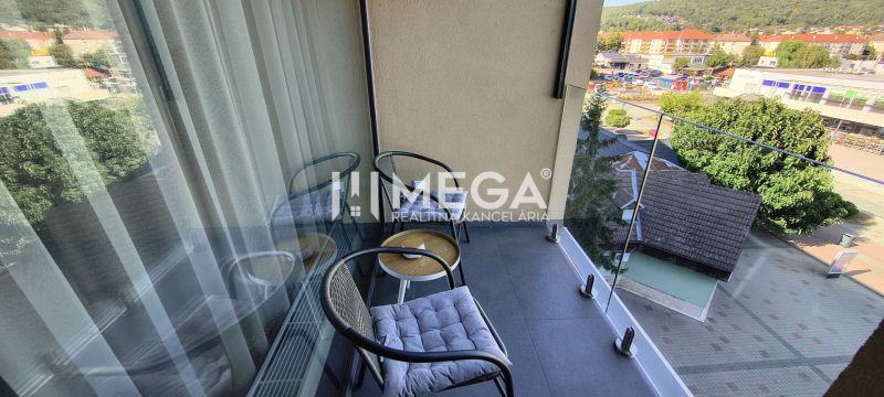 Balkon 3-pokojového bytu v Humenném s venkovním posezením a výhledem na město.