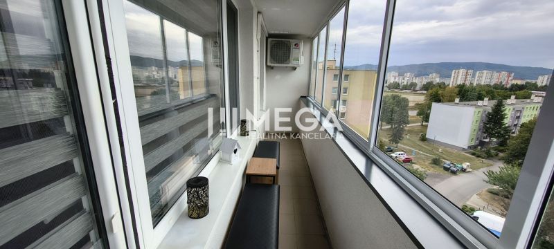 Balkon v 3-pokojovém bytě na Puškinově ulici, Humenné s výhledem na město.
