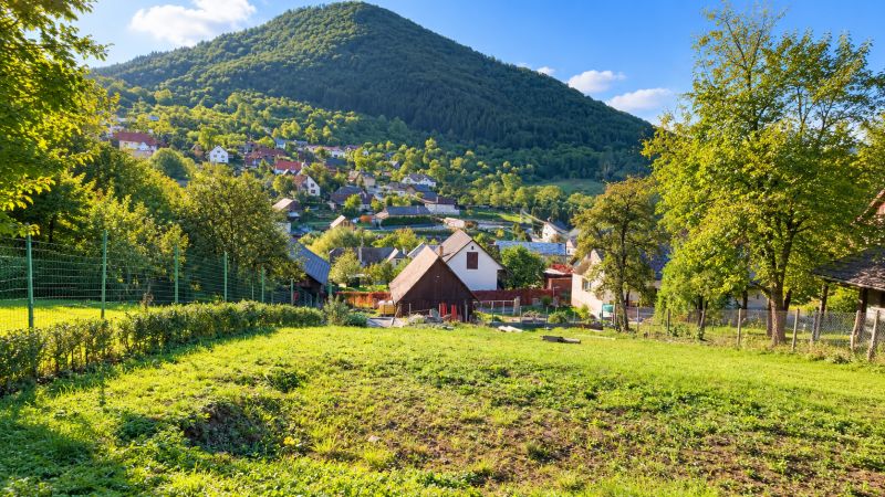 V Košeckém Podhradí na ulici Košecké Podhradie se rozkládají zelené pozemky - bydlení s výhledem na kopce.