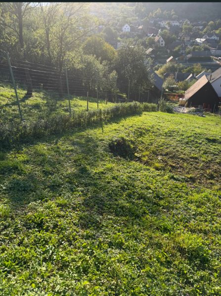 Pozemky - bydlení v Košeckém Podhradí nabízejí krásný výhled na krajinu a domy.