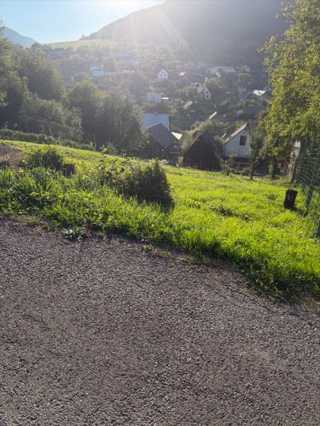 Slunečný den v Košeckém Podhradí s výhledem na pozemky - bydlení na svahu.