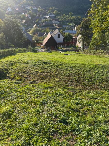 Košecké Podhradie nabízí pozemky k bydlení s venkovskou architekturou a okolní zelení.