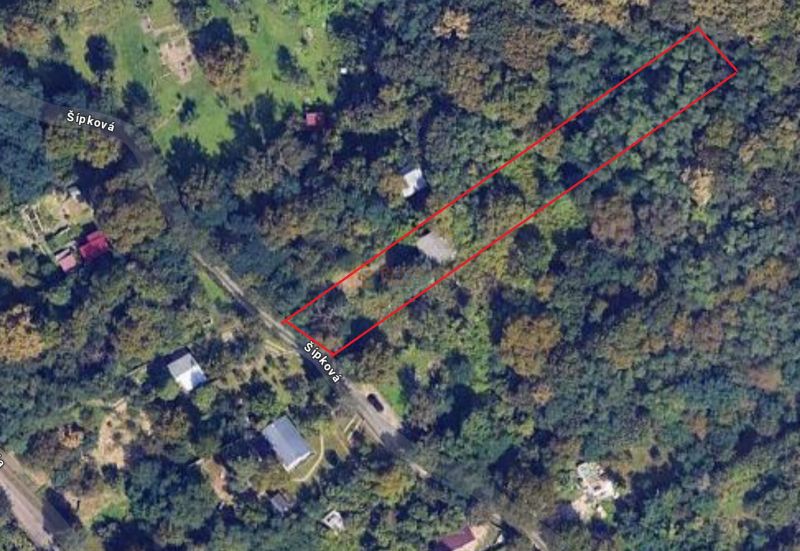 Letecký snímek zobrazující parcelu v oblasti Šípková, Zahrady, Košice - městská část Krásná.
